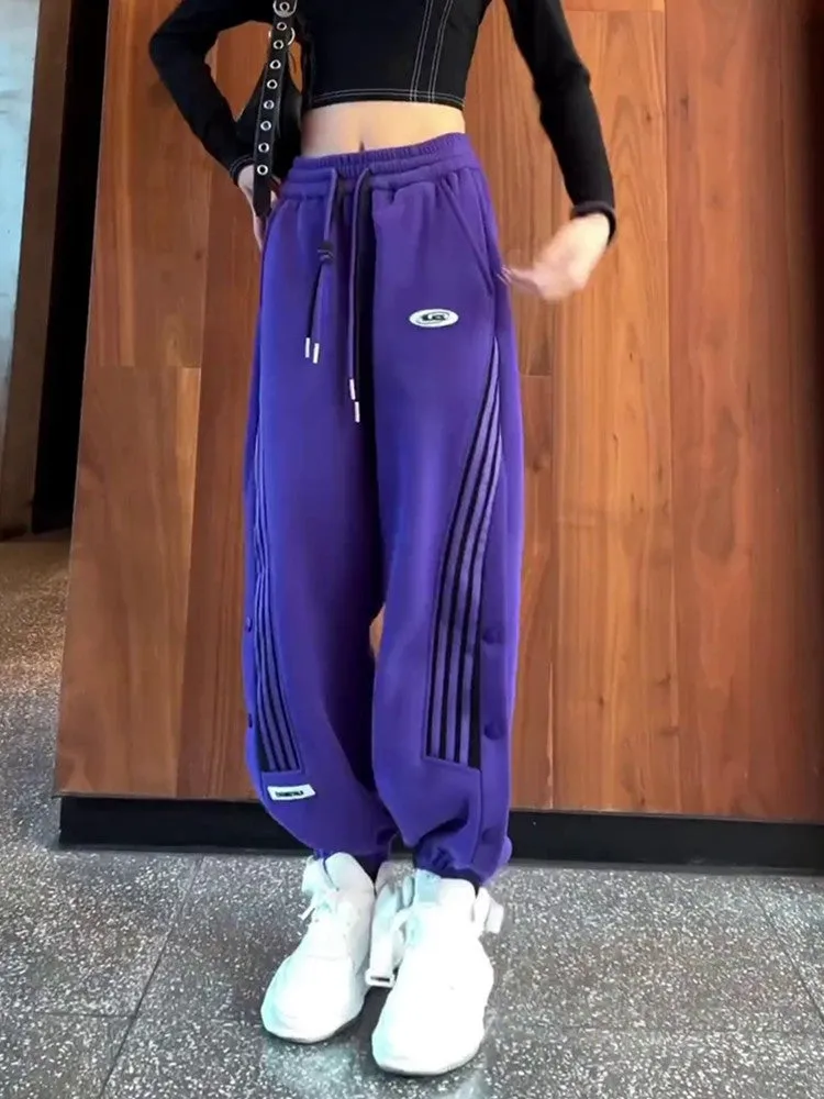 Casual joggers with graphic three-bar women sweatpants