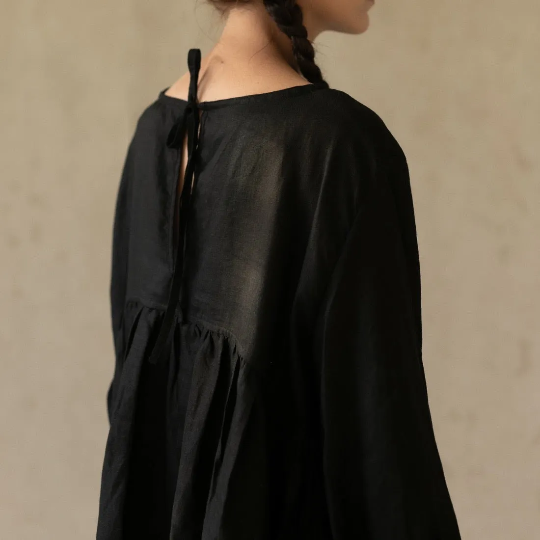 LINEN SOMERLUS DRESS IN NOIR AND MILK